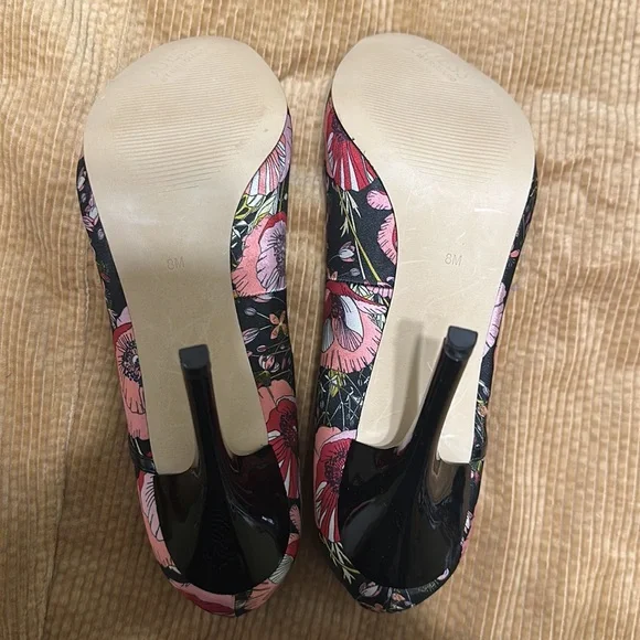 Botanical print heels patent trim - Picture 3 of 3